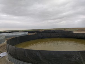 
	В даний час набирає популярність бізнес з розведення риби. Головна складова розведення риби - це безпосередньо басейн для вирощування риби. Як басейн для&nbsp; вирощування риби можна використовувати звичайний ставок, а можна скористатися готовими ємностями для розведення риби.

	&nbsp;

	Перевага модульних ємностей для розведення риби полягає в тому, що їх можна використовувати як в приміщенні, так і на вулиці. Для їх установки потрібні мінімальні будівельні роботи. Для вирощування та розведення риби використовують ємності висотою 1,2 і 1,5 метра. У ємностях для розведення риб можна вирощувати осетрову рибу, форель, коропа і безліч інших видів риб. Також в них можна розводити раків і мідії.

	Технічні характеристики

	
		Об'єм емностей &ndash; від 13 до 1000 м&sup3;.
	
		Можливість встановлення будь-якого обладнання, в тому числі системи аерації кисня.
	
		Підйомна техніка для збирання/розбирання.
	
		Можливість зібрати/розібрати ємність протягом одного дня та перенести в інше місце


	&nbsp;

	
		&nbsp;


	
		&nbsp;

